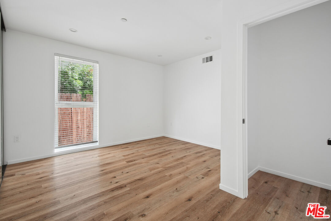 662 N Mariposa Ave Unit: 1/2