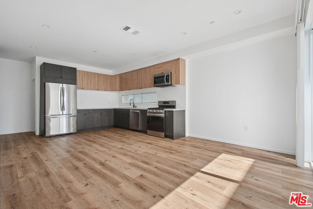 662 N Mariposa Ave Unit: 1/2
