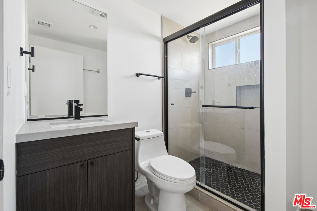 662 N Mariposa Ave Unit: 1/2