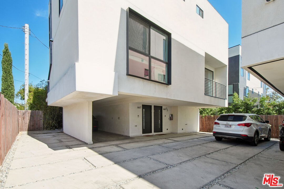 662 N Mariposa Ave Unit: 1/2