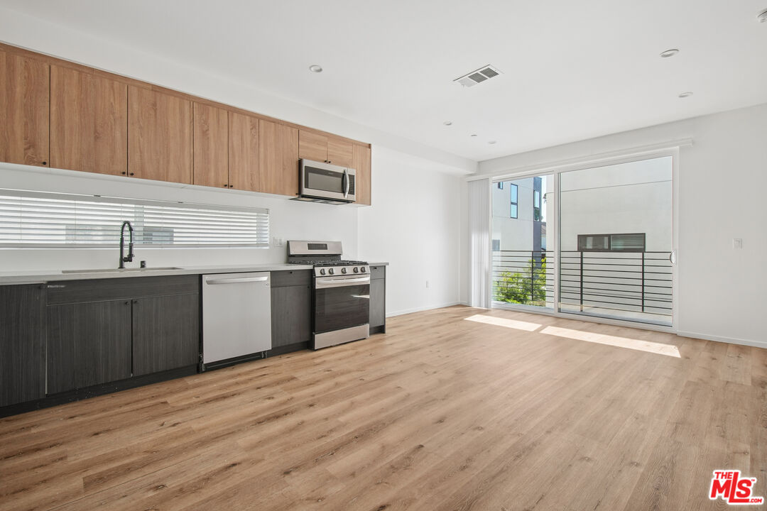 662 N Mariposa Ave Unit: 1/2
