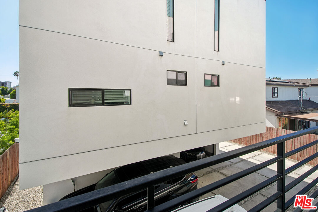 662 N Mariposa Ave Unit: 1/2