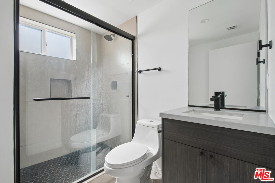 662 N Mariposa Ave Unit: 1/2
