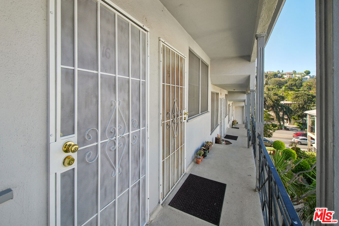 4010 Los Feliz Blvd Unit: 16