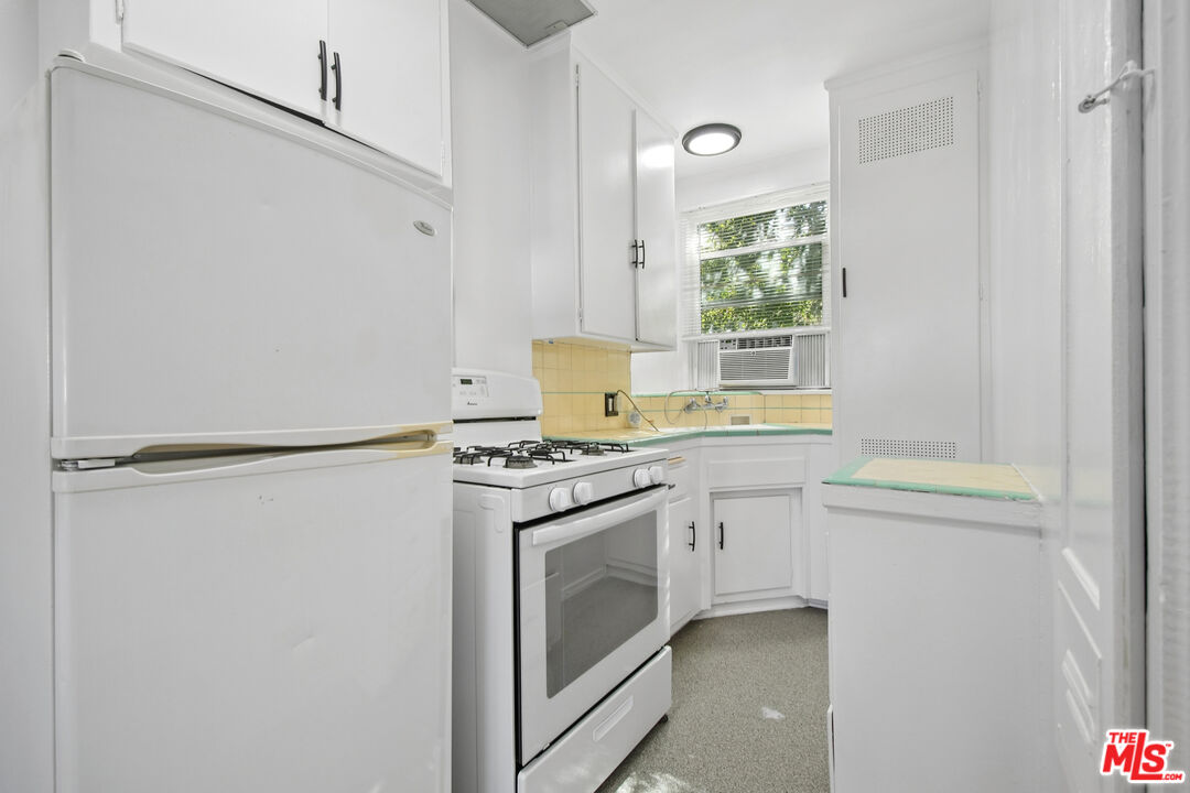 4010 Los Feliz Blvd Unit: 16
