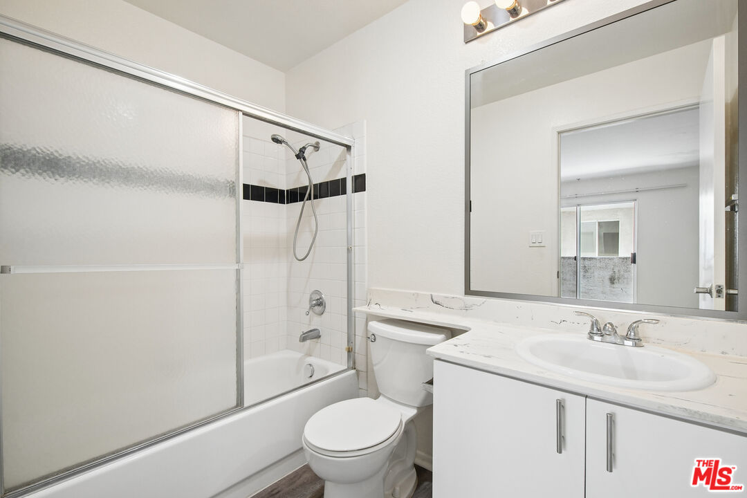 870 Crenshaw Blvd Unit: 213