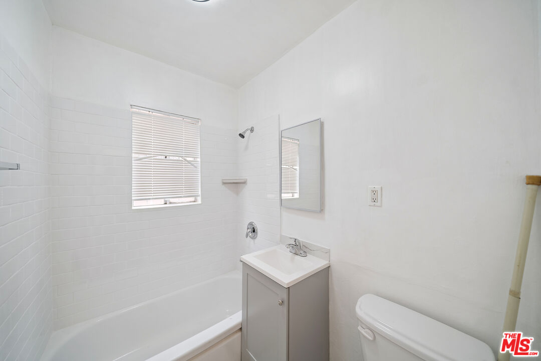 8633 Denver Ave Unit: 3