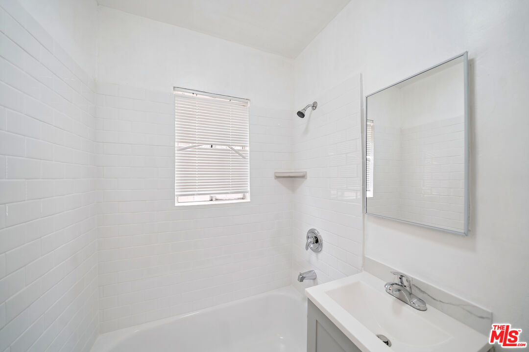 8633 Denver Ave Unit: 3