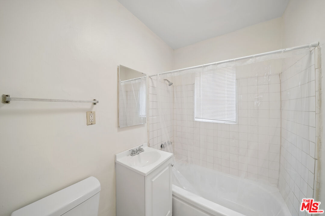 8633 Denver Ave Unit: 5