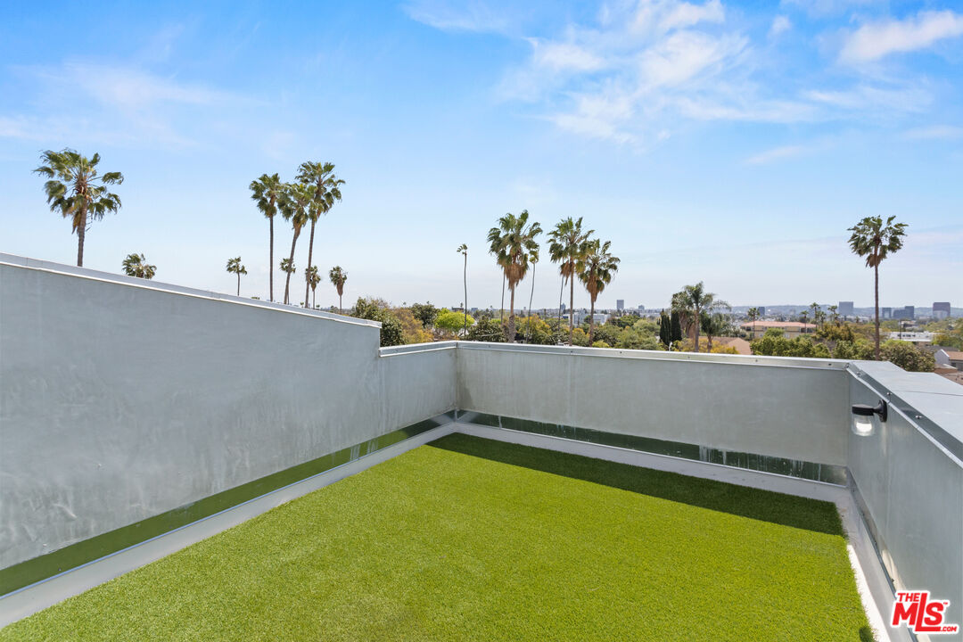 1223 N Hayworth Ave Unit: 3