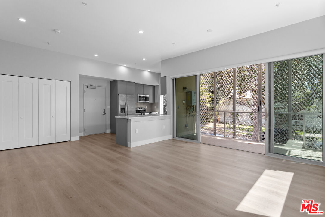 1223 N Hayworth Ave Unit: 3