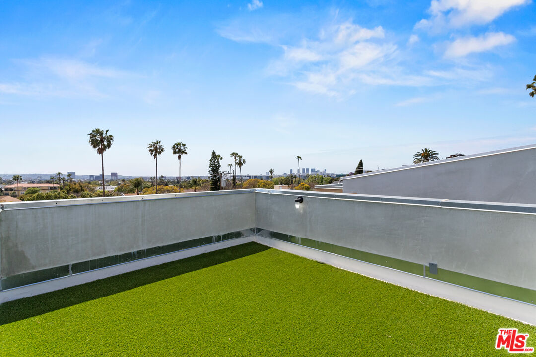 1223 N Hayworth Ave Unit: 3