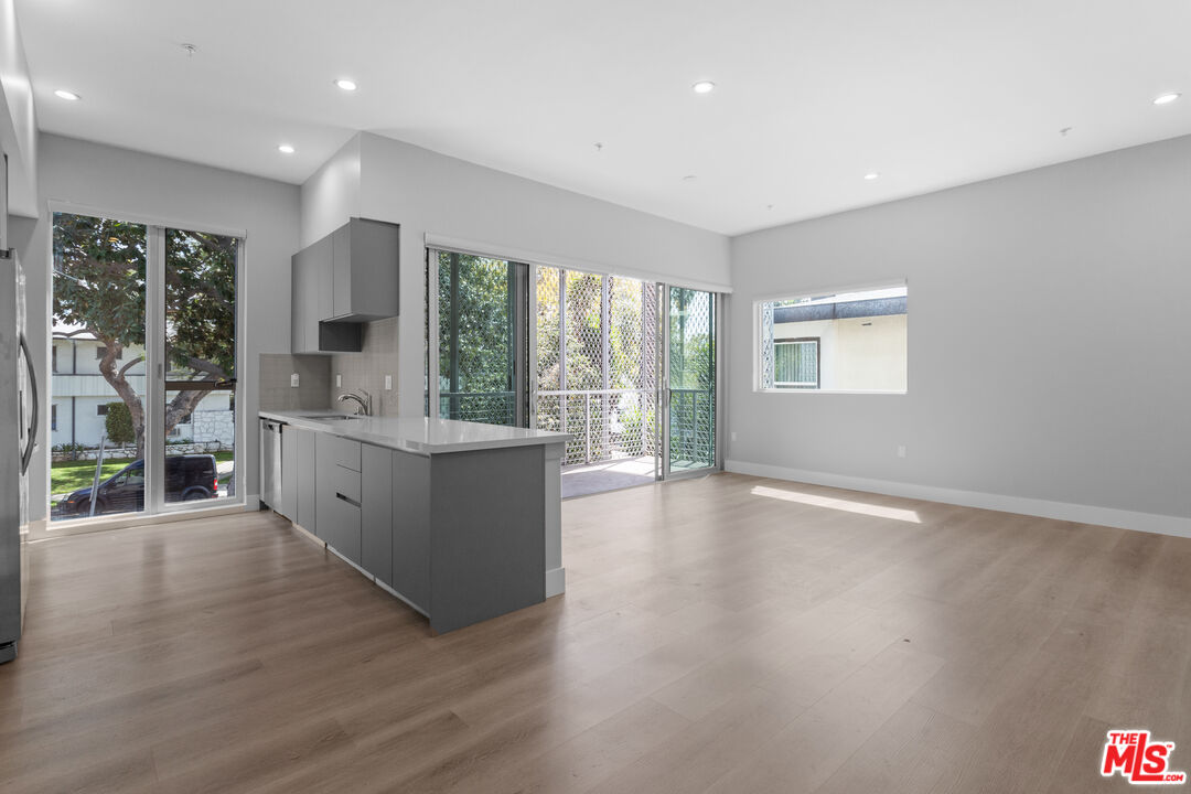 1223 N Hayworth Ave Unit: 3