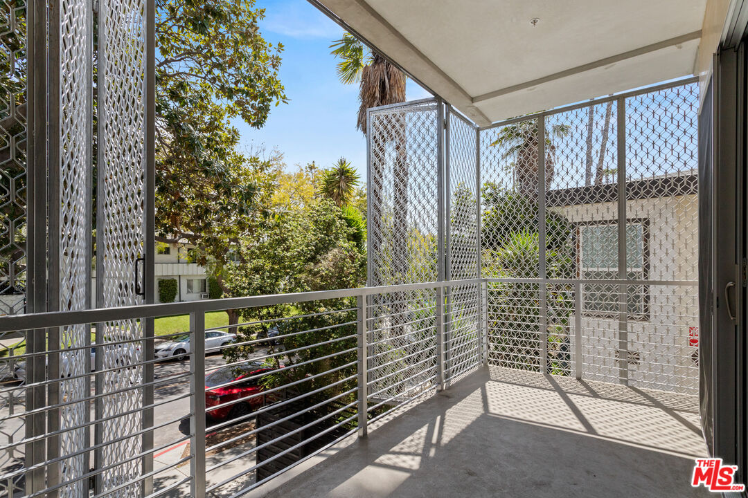 1223 N Hayworth Ave Unit: 3