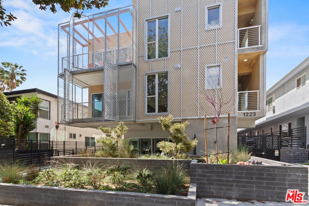 1223 N Hayworth Ave Unit: 3