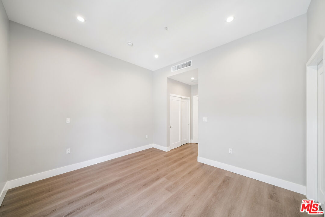 1223 N Hayworth Ave Unit: 9