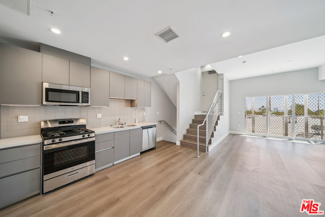 1223 N Hayworth Ave Unit: 9