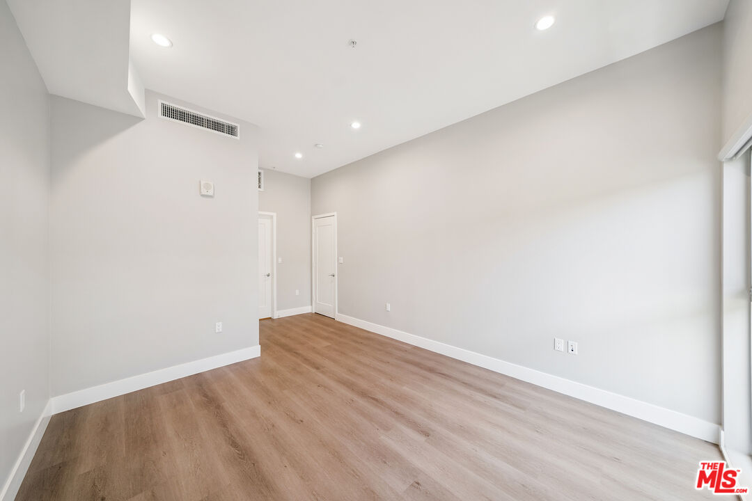 1223 N Hayworth Ave Unit: 10