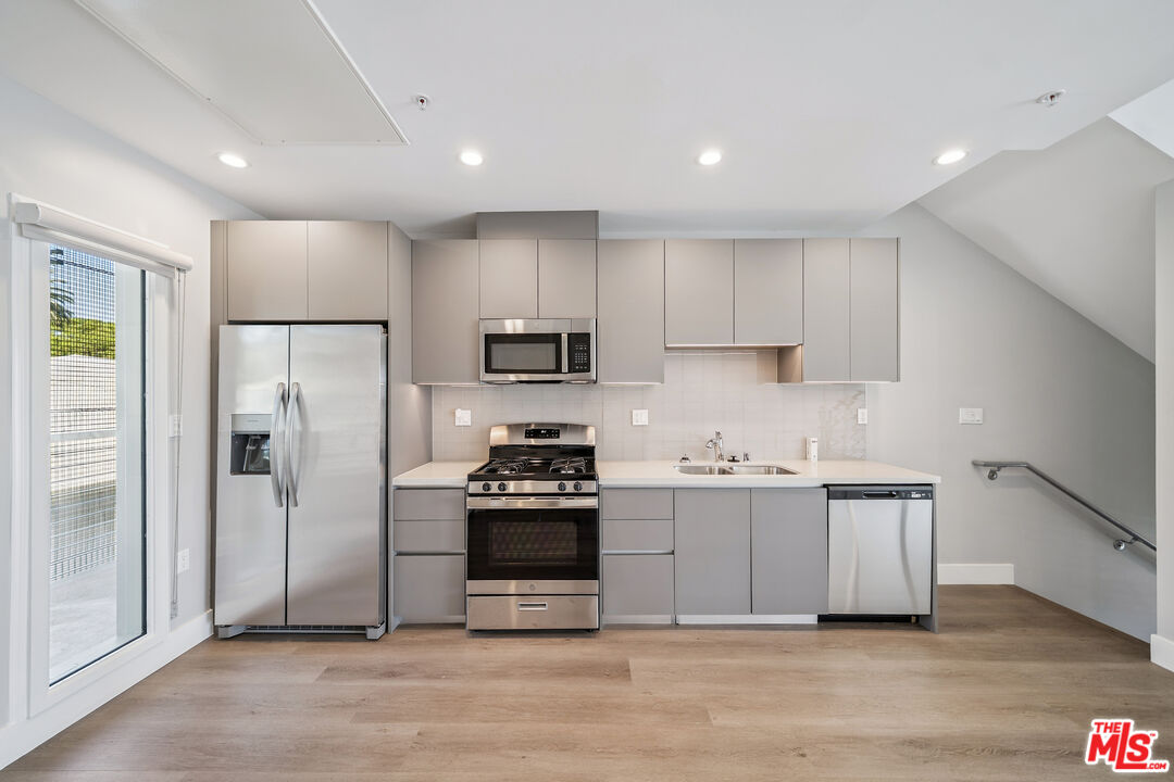 1223 N Hayworth Ave Unit: 10