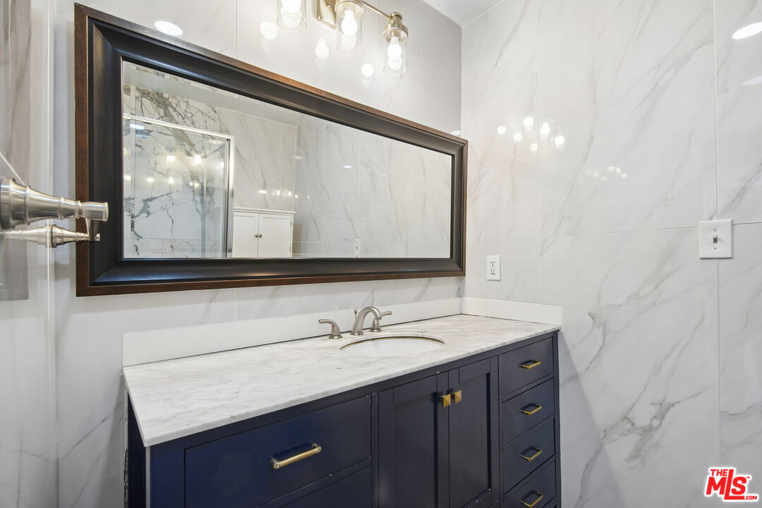 807 N Alfred St Unit: 1