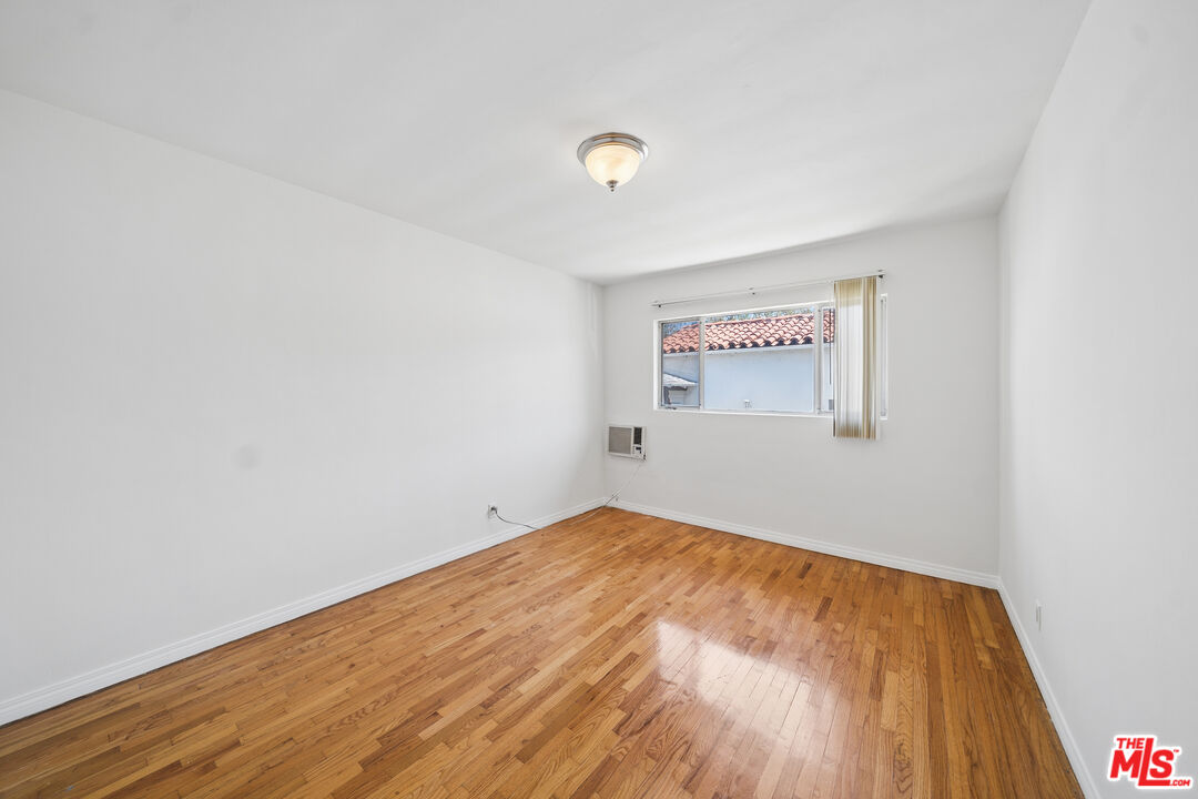1206 N Hayworth Ave Unit: 11