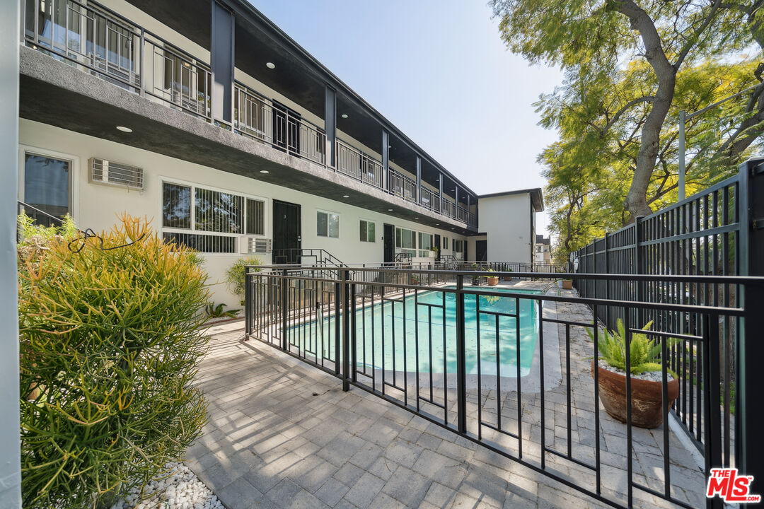 1206 N Hayworth Ave Unit: 11