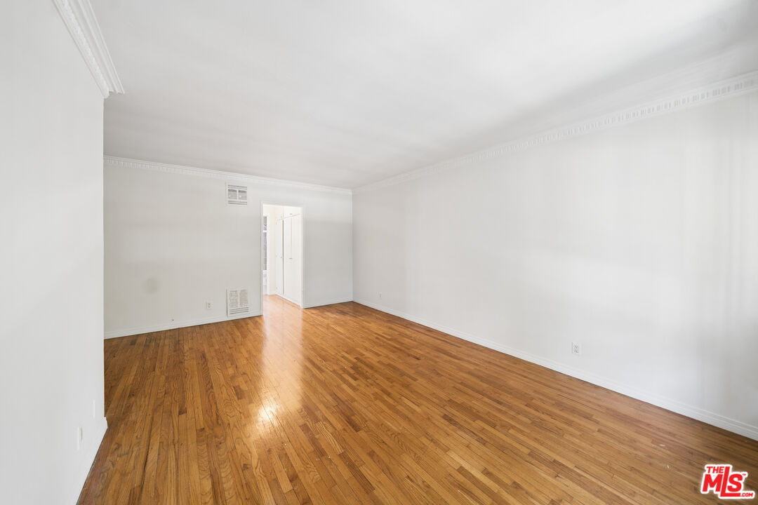 1206 N Hayworth Ave Unit: 11