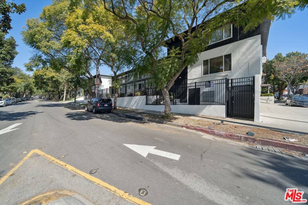 1206 N Hayworth Ave Unit: 11