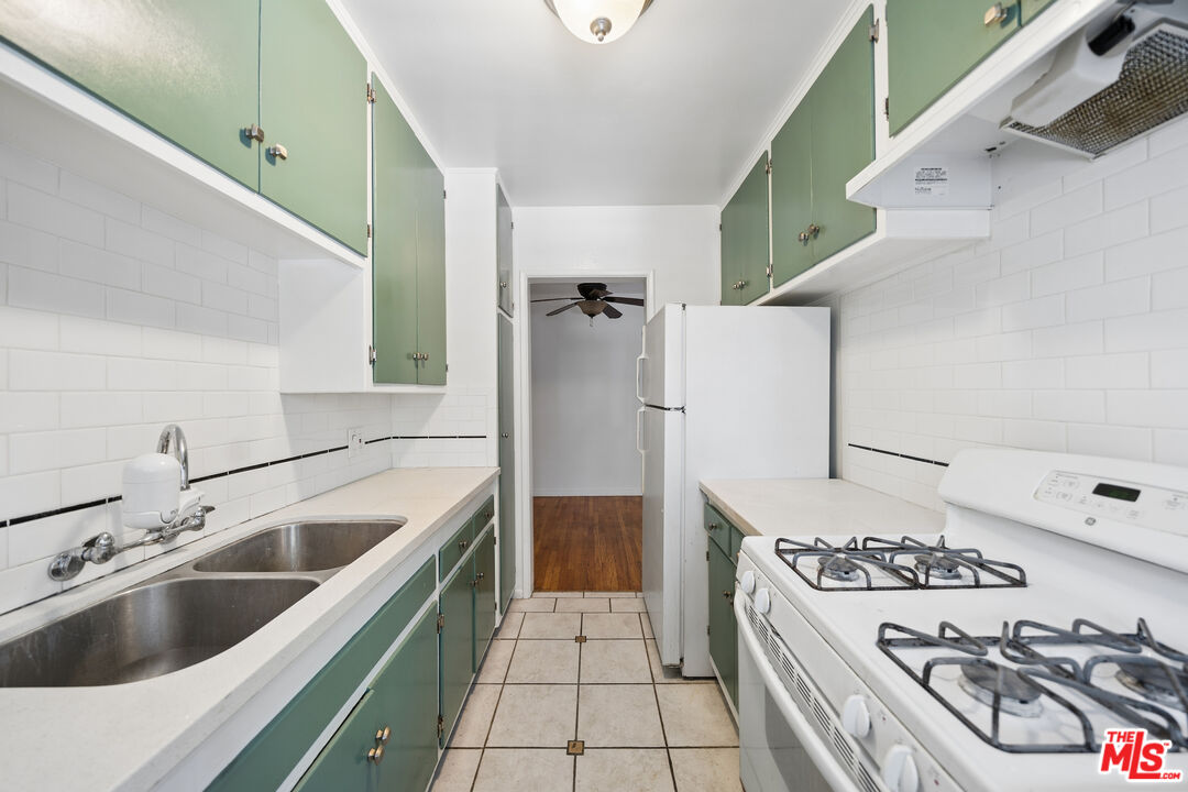 1206 N Hayworth Ave Unit: 11