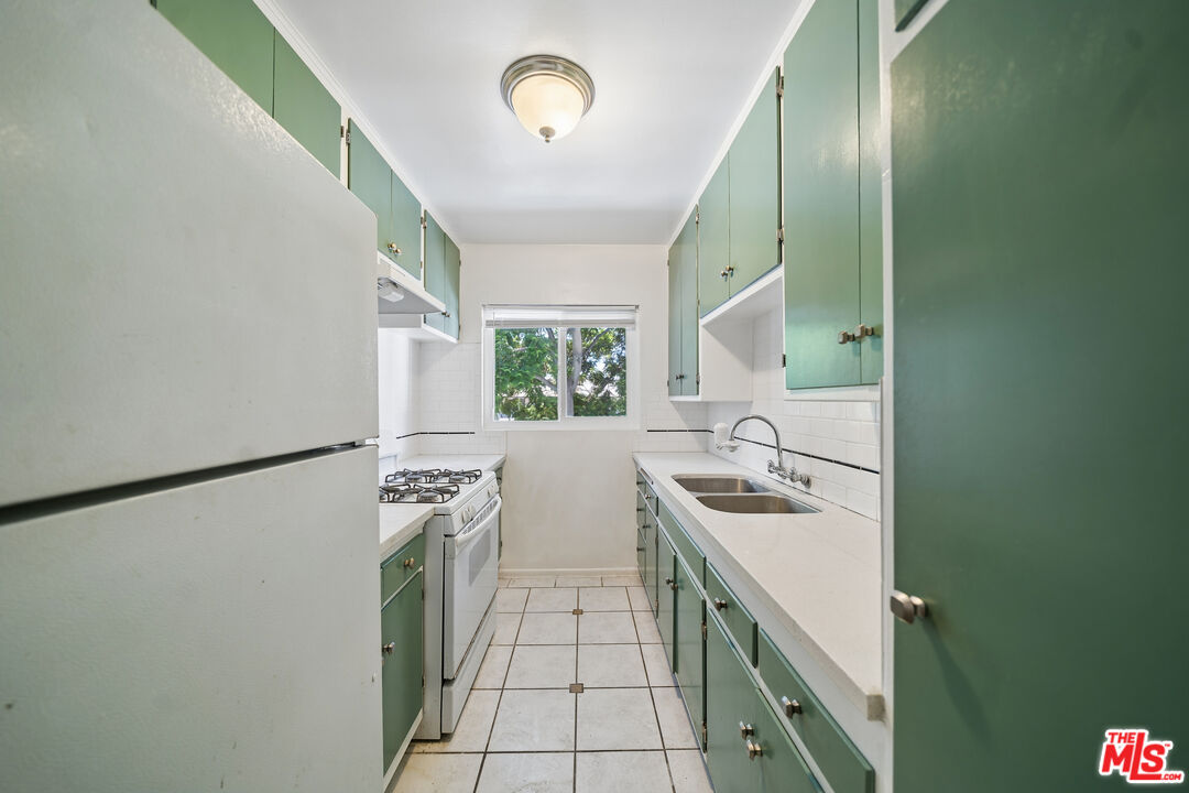 1206 N Hayworth Ave Unit: 11