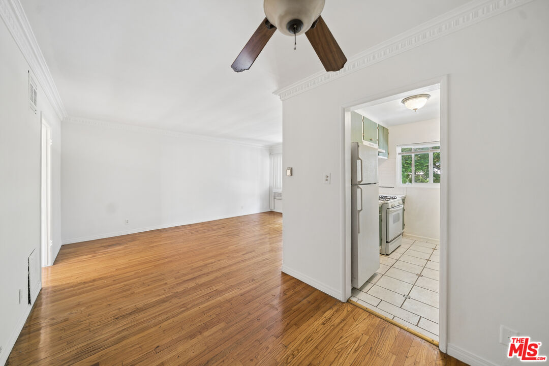 1206 N Hayworth Ave Unit: 11