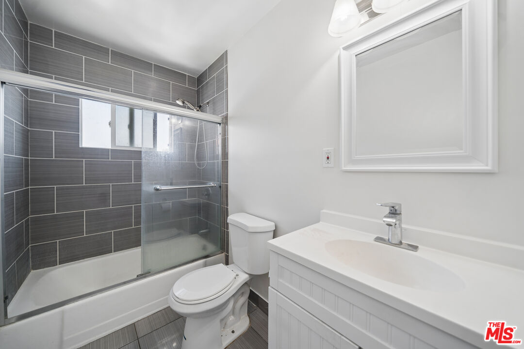 1206 N Hayworth Ave Unit: 11