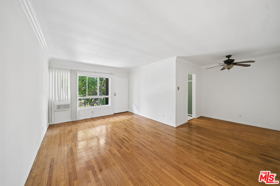 1206 N Hayworth Ave Unit: 11