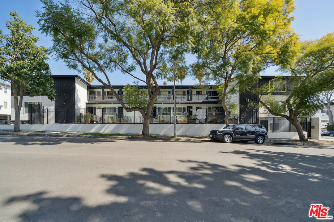 1206 N Hayworth Ave Unit: 11