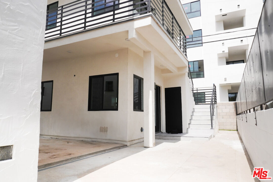 1515 S Hayworth Ave Unit: 6