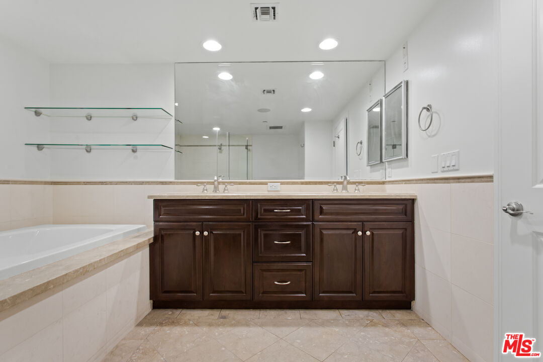 1529 S Beverly Dr Unit: 5