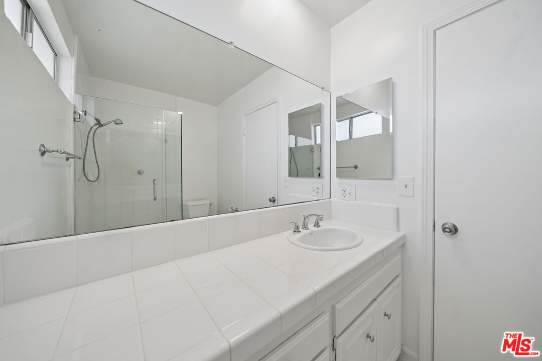 250 N Almont Dr Unit: 6