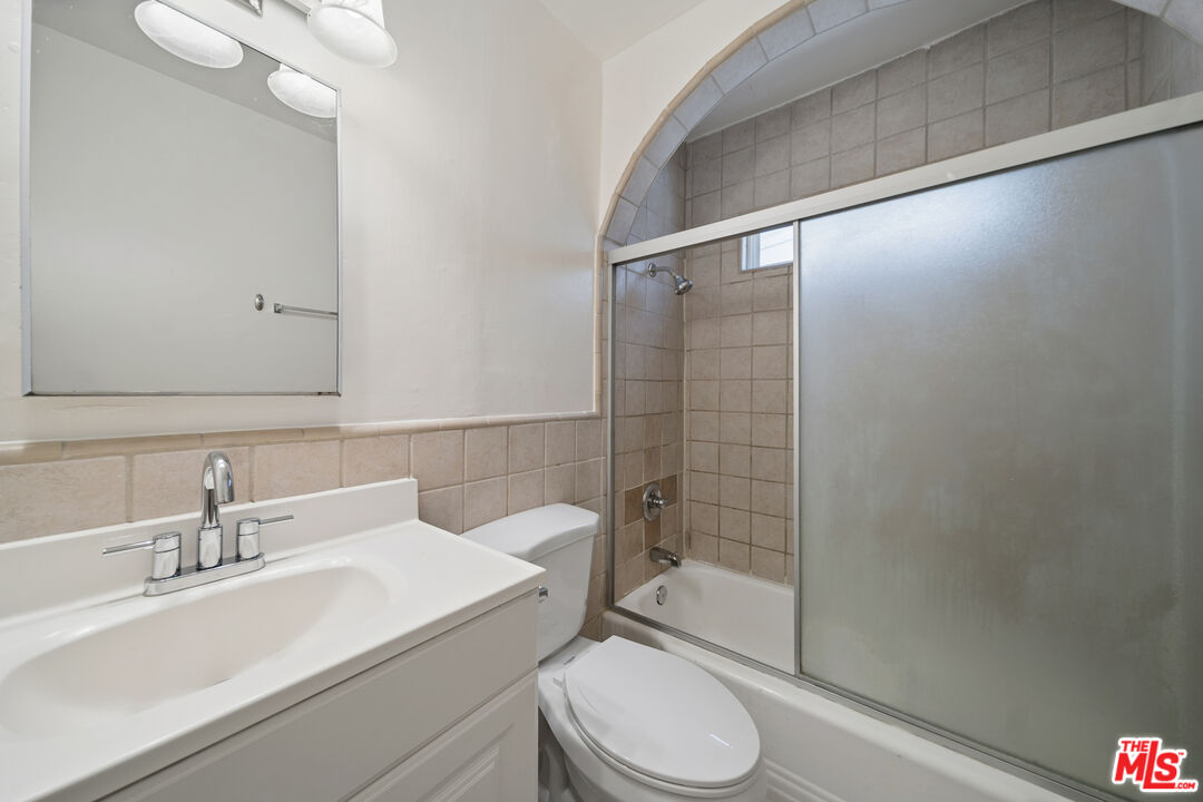 7209 Willoughby Ave Unit: 3