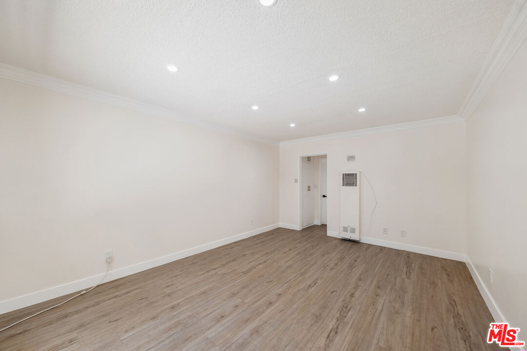 7209 Willoughby Ave Unit: 3