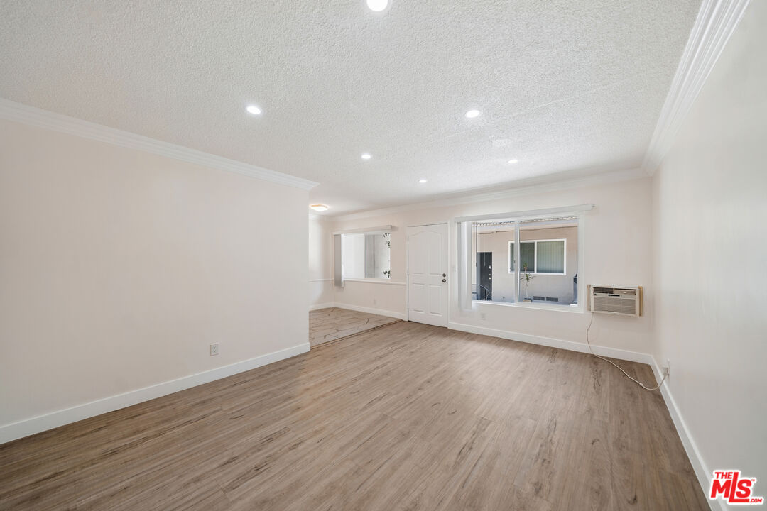 7209 Willoughby Ave Unit: 3