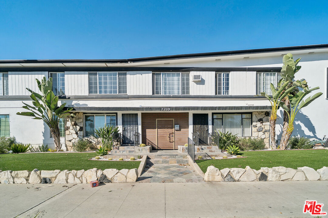 7209 Willoughby Ave Unit: 8