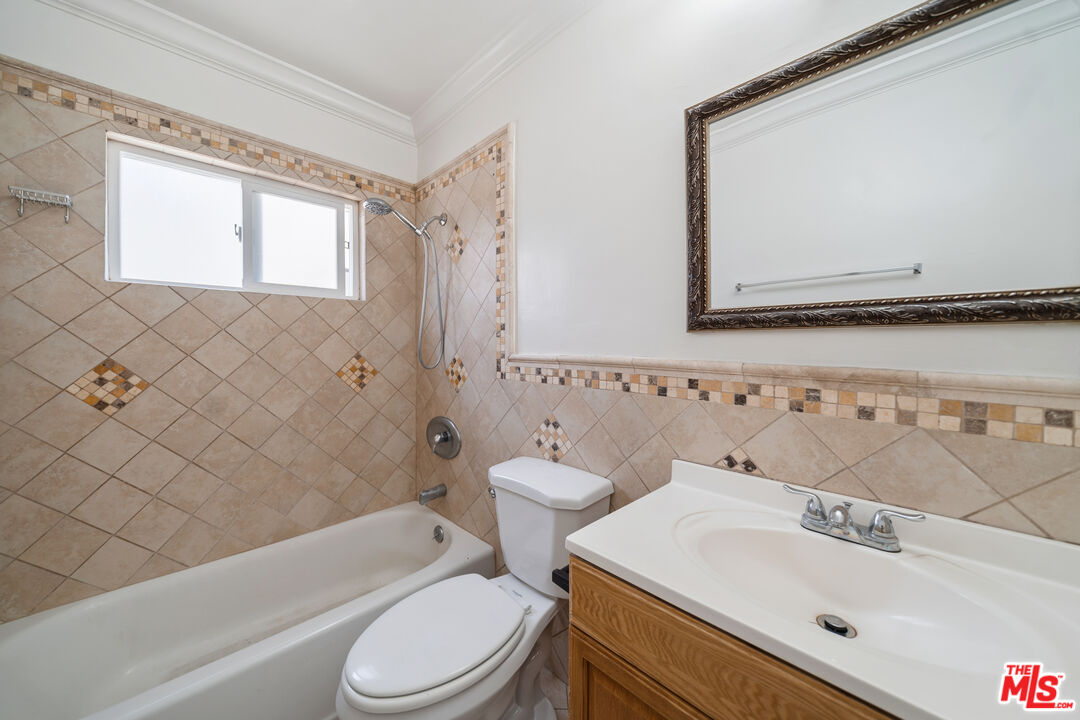 7209 Willoughby Ave Unit: 8
