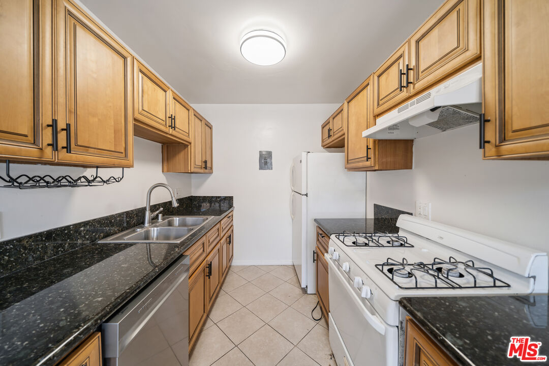 7209 Willoughby Ave Unit: 8