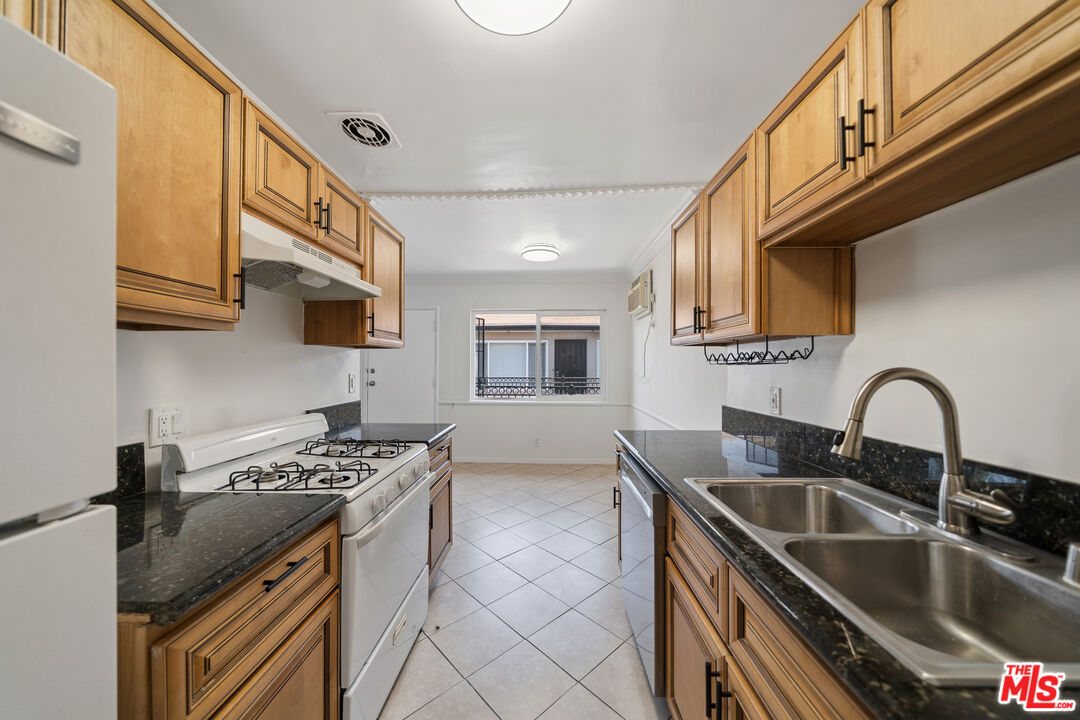 7209 Willoughby Ave Unit: 8