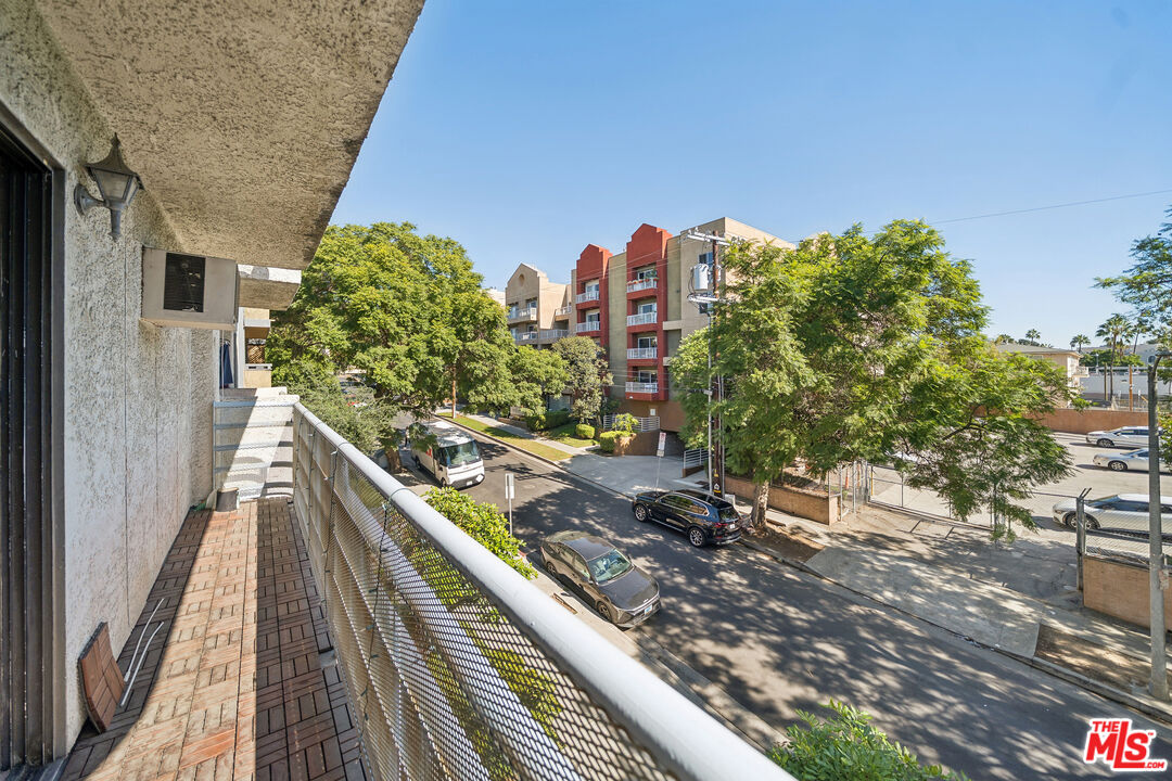 1519 N Martel Ave Unit: 201