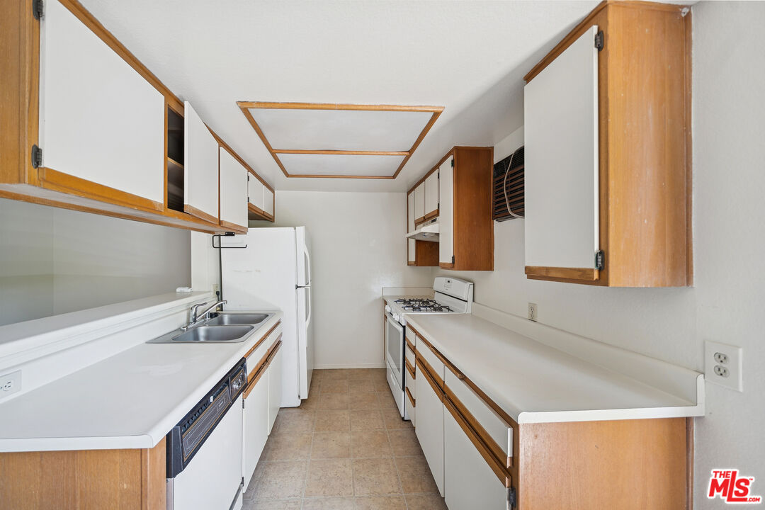 1519 N Martel Ave Unit: 201