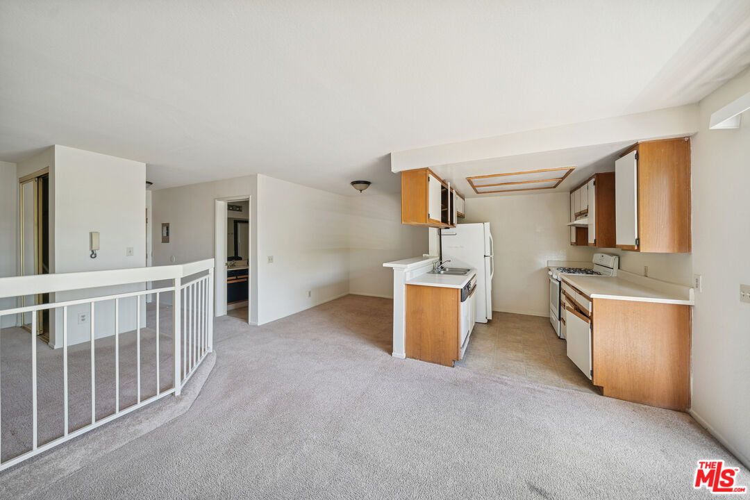 1519 N Martel Ave Unit: 201