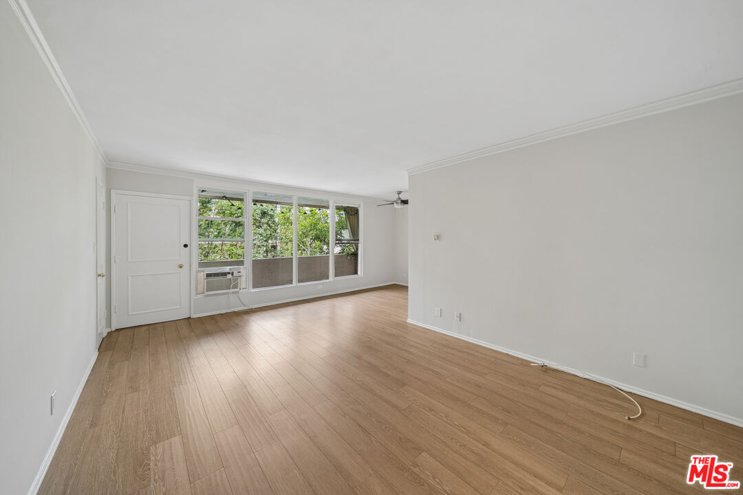1520 N Hayworth Ave Unit: 19