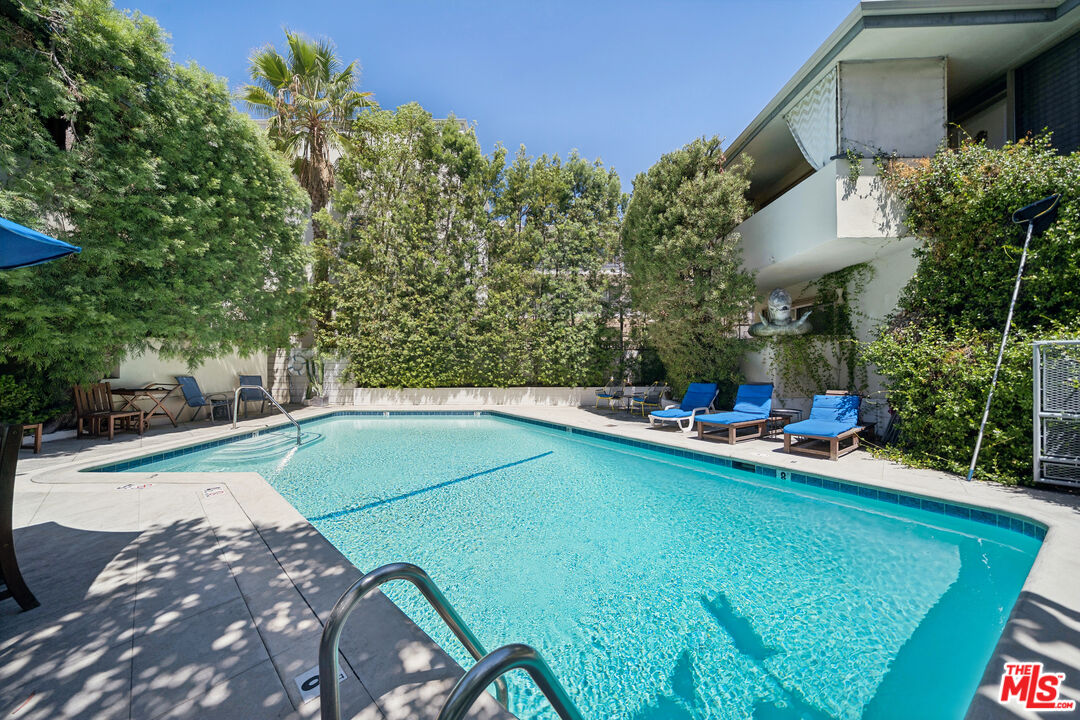 1520 N Hayworth Ave Unit: 19