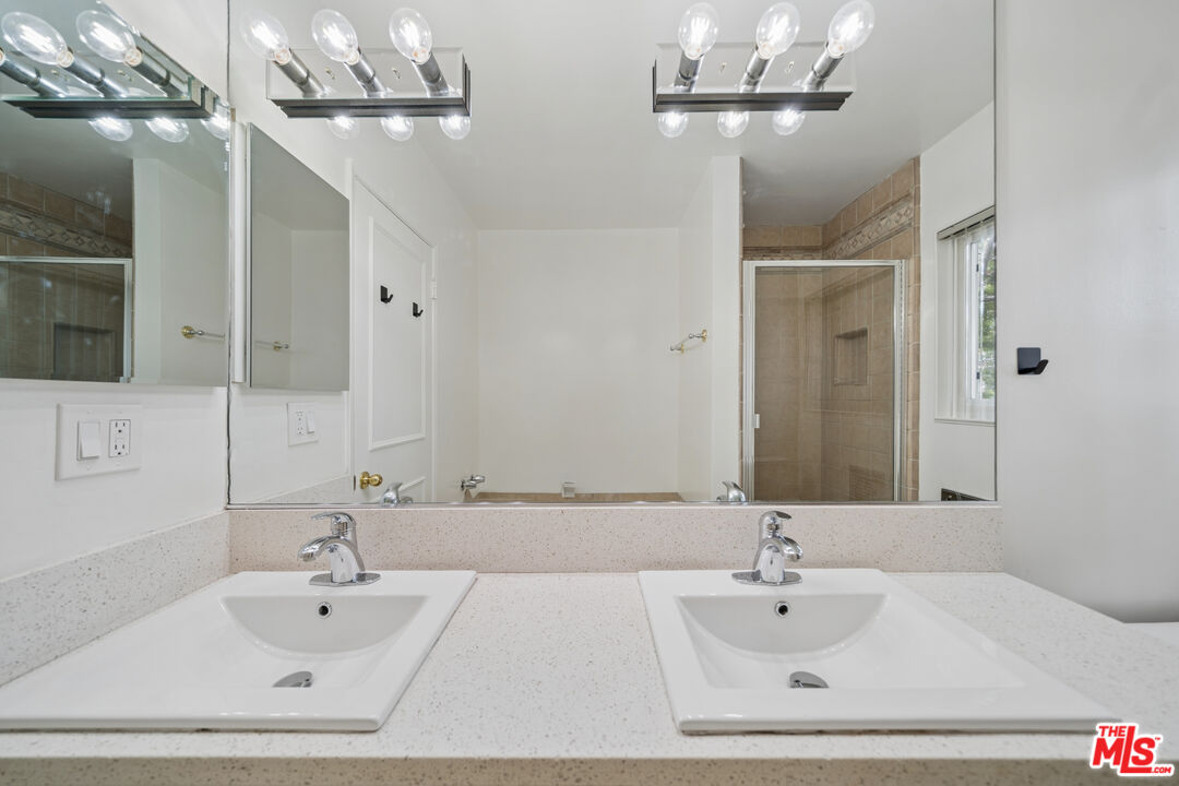 1520 N Hayworth Ave Unit: 19